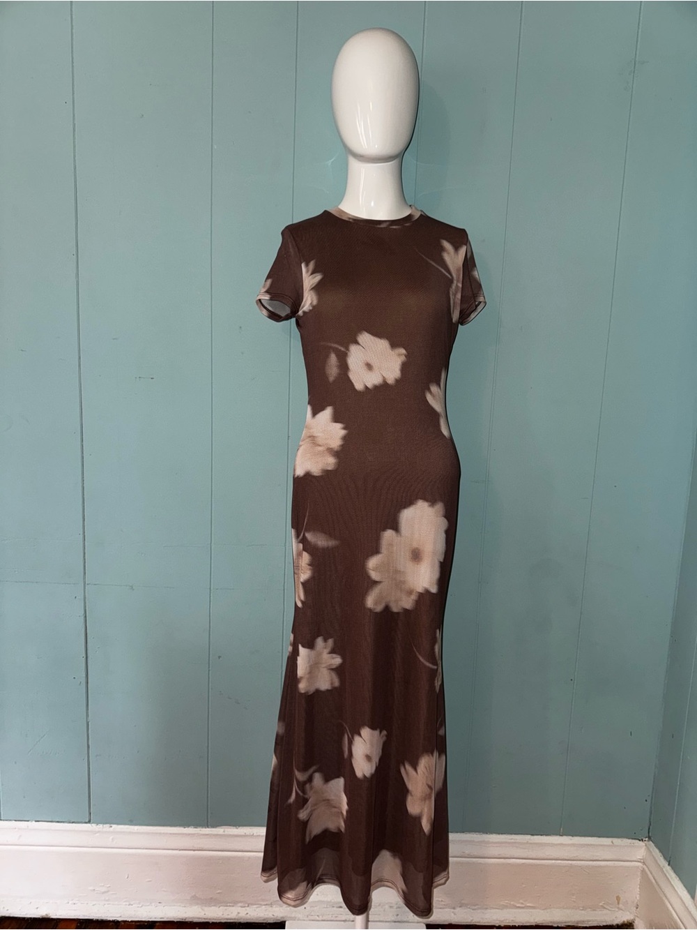 Brown Floral Short-Sleeve Maxi Dress with Soft Cream Blooms